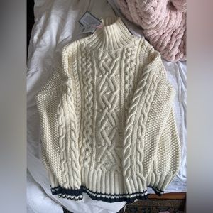 Vineyard vine sweater, never worn. Very chunky and comfy. Tags still on!